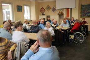 Senioren sitzen an einer Kaffeetafel