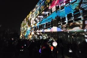 Bürgerhaus Frontseite mit Lichtkunst