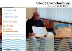 sitzender Vorleseopa mit einem Buch