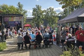 viele Besucher auf dem Vorplatz