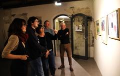 Besuchende der Ausstellung im Gotischen Haus