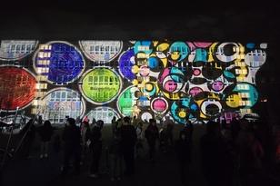 Bürgerhaus Frontseite mit Lichtkunst