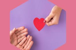 ein Herz welches in zwei offene Hände gelegt werden