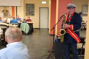 Senioren sitzen an einer Kaffeetafel