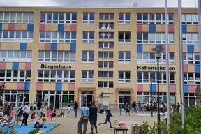 Vorplatz mit Kinder die mit Kreide malen