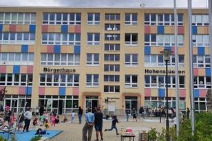 Vorplatz mit Kinder die mit Kreide malen