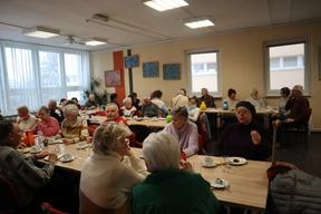 Senioren sitzen an einer Kaffeetafel
