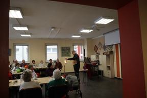 Senioren sitzen an einer Kaffeetafel