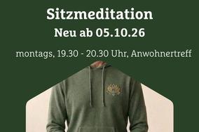 Mensch sitzt auf einem Kissen