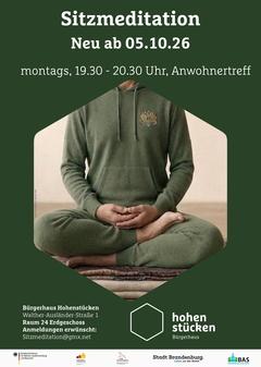 Mensch sitzt auf einem Kissen
