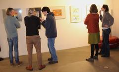 Besuchende der Ausstellung im Gotischen Haus