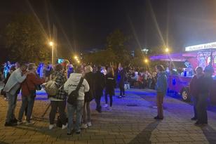 feiernde Menschen am Abend auf dem Vorplatz