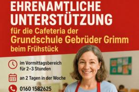 Frau mit Schürzeund einem Teller mit Lebensmitteln in der Hand
