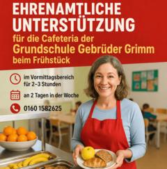 Frau mit Schürzeund einem Teller mit Lebensmitteln in der Hand