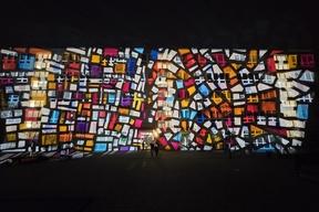 Bürgerhaus Frontseite mit Lichtkunst