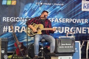 Musiker Jens Berse mit Gitarre