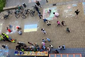 Vorplatz mit Kinder die mit Kreide malen