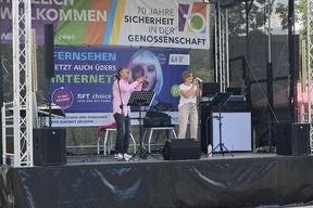 Bühne mit Gesangsduo