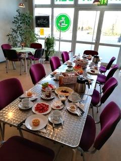 mehrere Tische mit Stühle