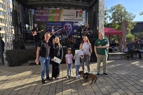 Preisübergabe Tierfotowettbewerb durch Fa. Fressnapf vor der Bühne