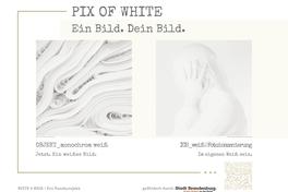 zwei weiße Bilder Papier und eine Person