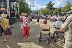Line-Dance Gruppe vor der Bühne
