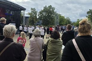 Line Dancer auf dem Vorplatz