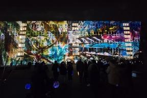 Bürgerhaus Frontseite mit Lichtkunst